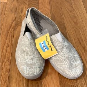 Toms men’s Avalon Sneaker. White scratch print.